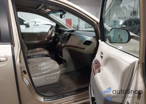 2013 Toyota Sienna Xle V6 8 Passenger z USA, uszkodzony, nr VIN 5TDYK3DC8DS358422